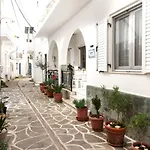 Rumi's House-port,old Town,100 Doors Church In The Heart Of Parikia Feriehus